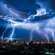Imagen para el artículo titulado No te duches durante una tormenta eléctrica y otros "mitos" que en realidad son ciertos